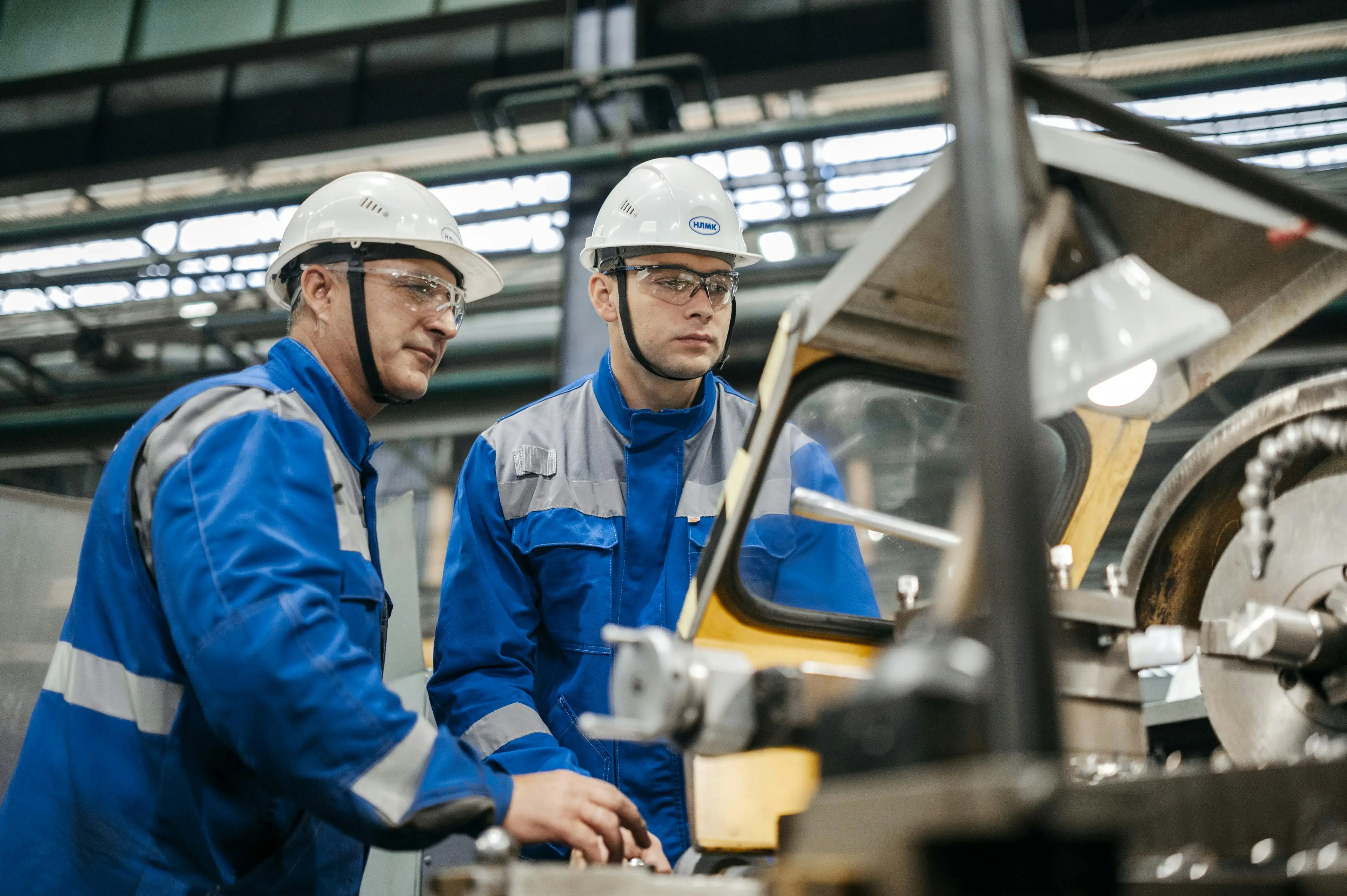Experienced mechanical engineer teaching apprentice